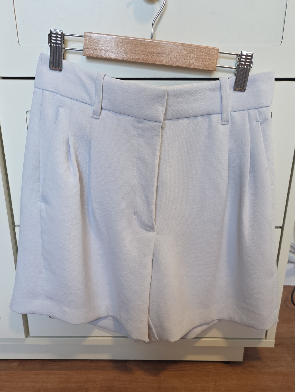 Aritzia Wilfred Women's Tailored High-Waist Shorts in Light Icy Gray